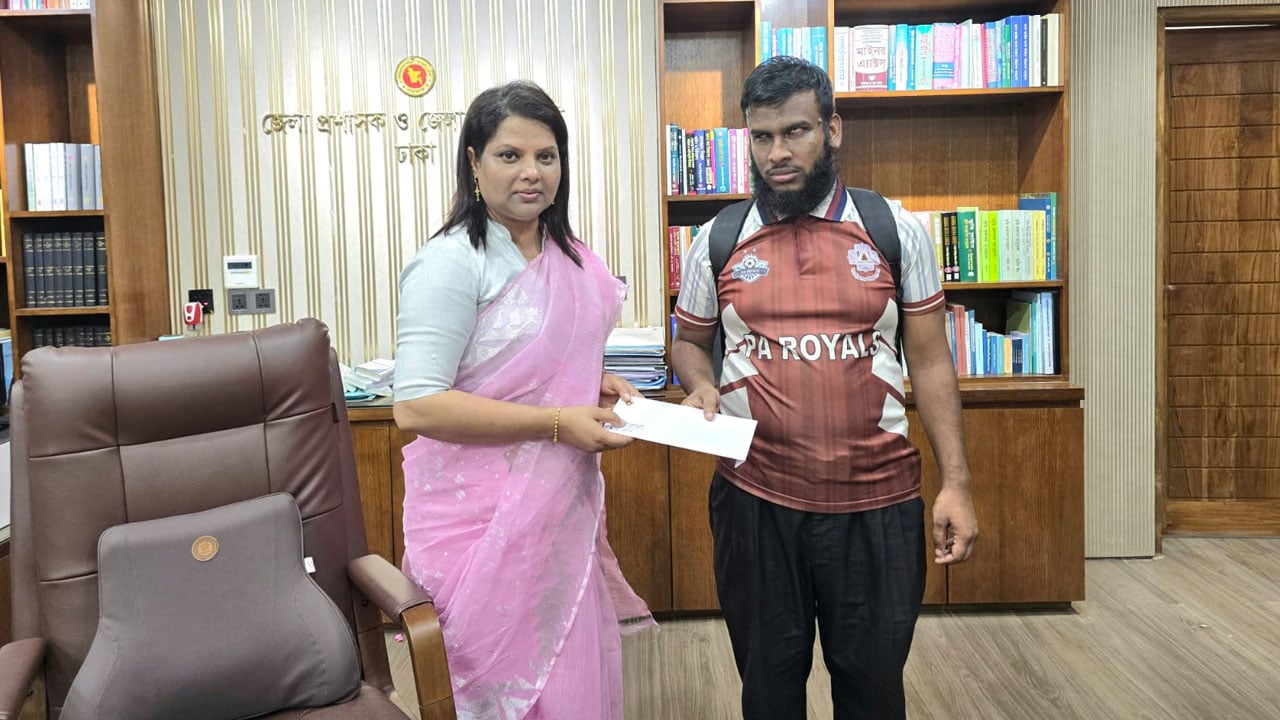 দৃষ্টি প্রতিবন্ধী দিদারুলের পাশে দাঁড়ালেন ঢাকা জেলা প্রশাসক