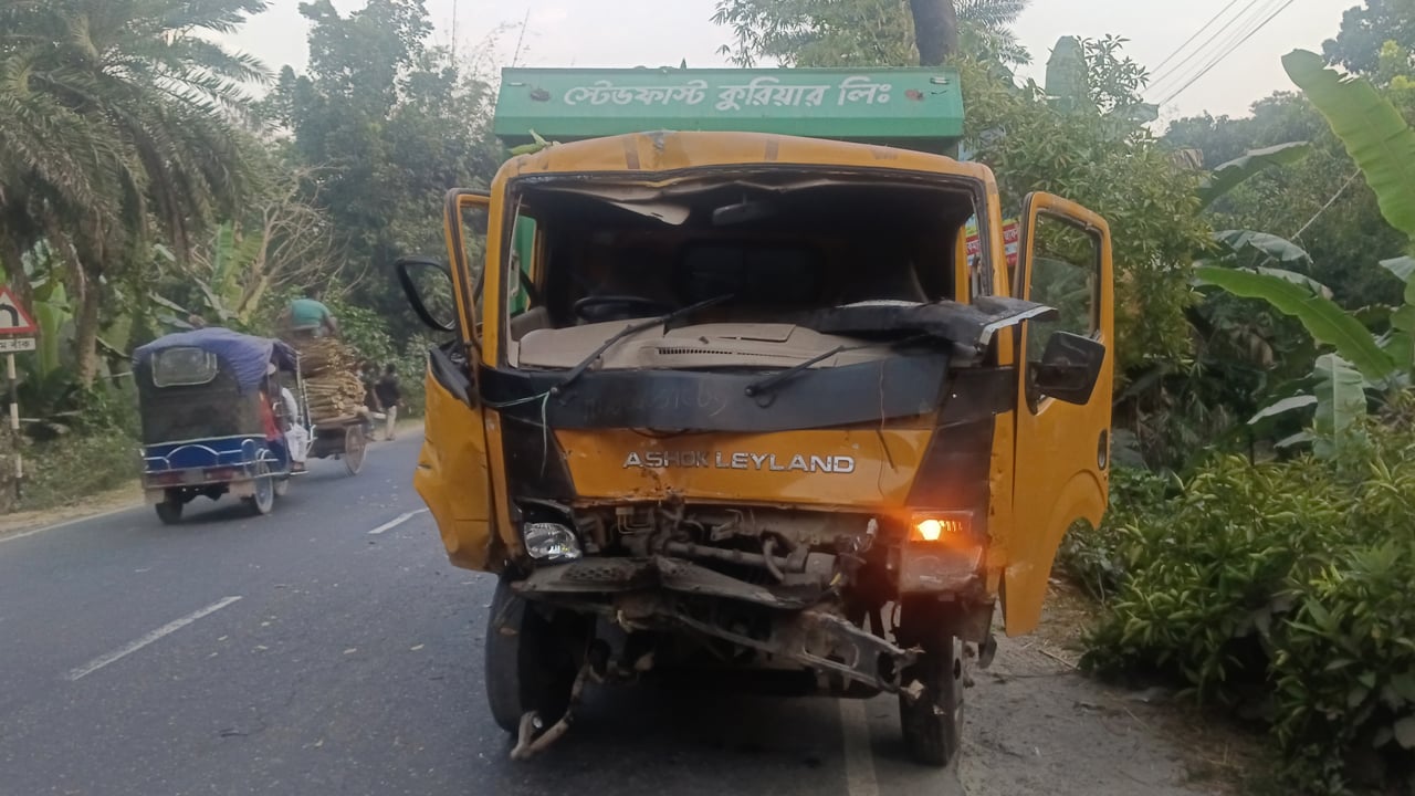 রাজৈরে কাভার্ডভ্যানের ধাক্কায় অটোভ্যানের ২ জন নিহত