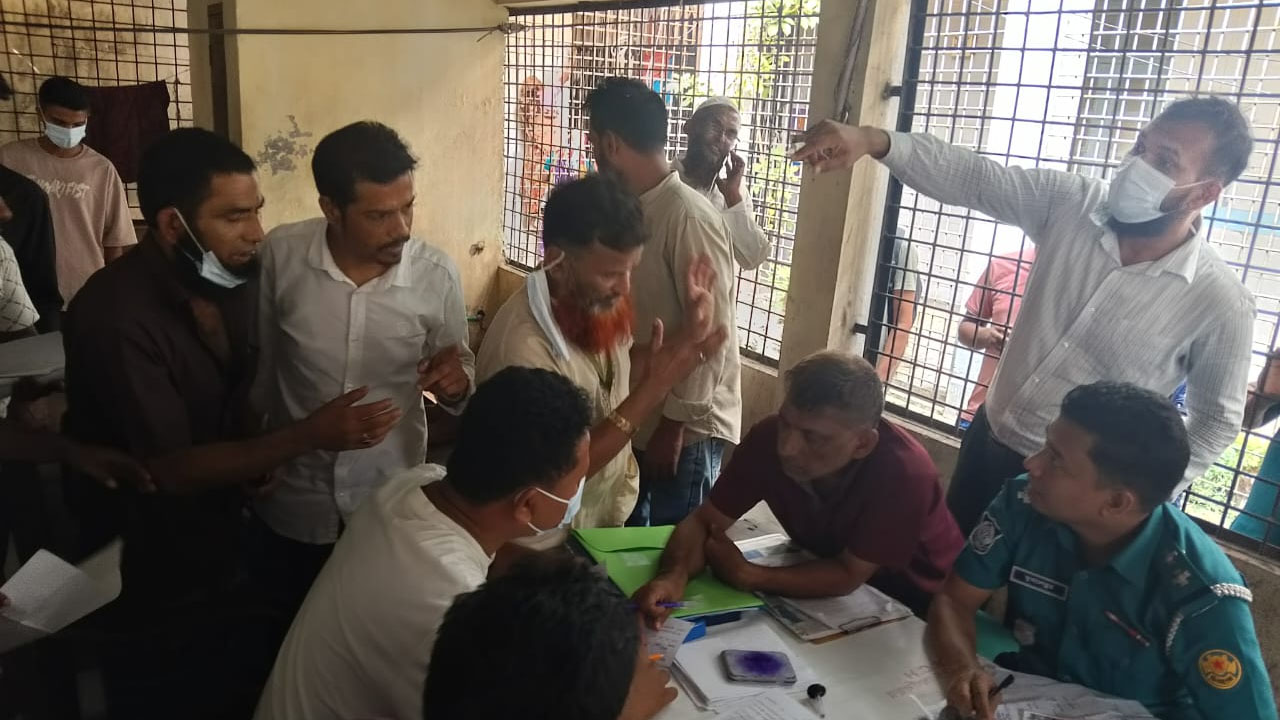 পোড়া কারখানায় এখনো চলছে লাশের খোঁজ, হাসপাতালে স্বজনদের ভিড়
