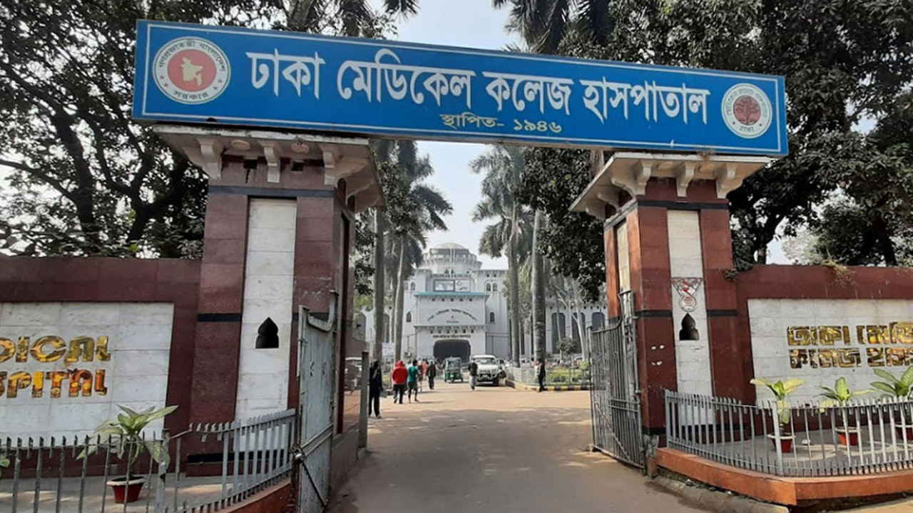 ঢাকা মেডিকেলের সামনের ফুটপাত থেকে একজনের লাশ উদ্ধার