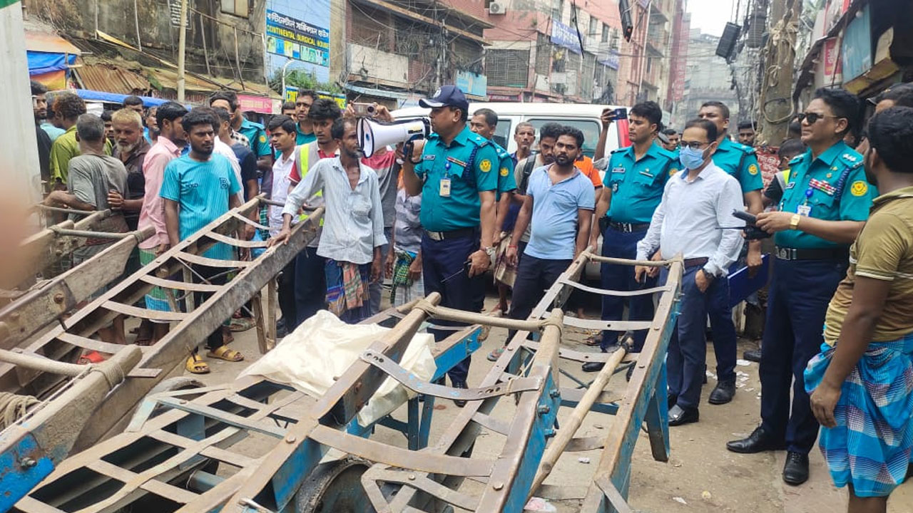 পুরান ঢাকায় রাস্তা-ফুটপাত দখলে জেল ও জরিমানা