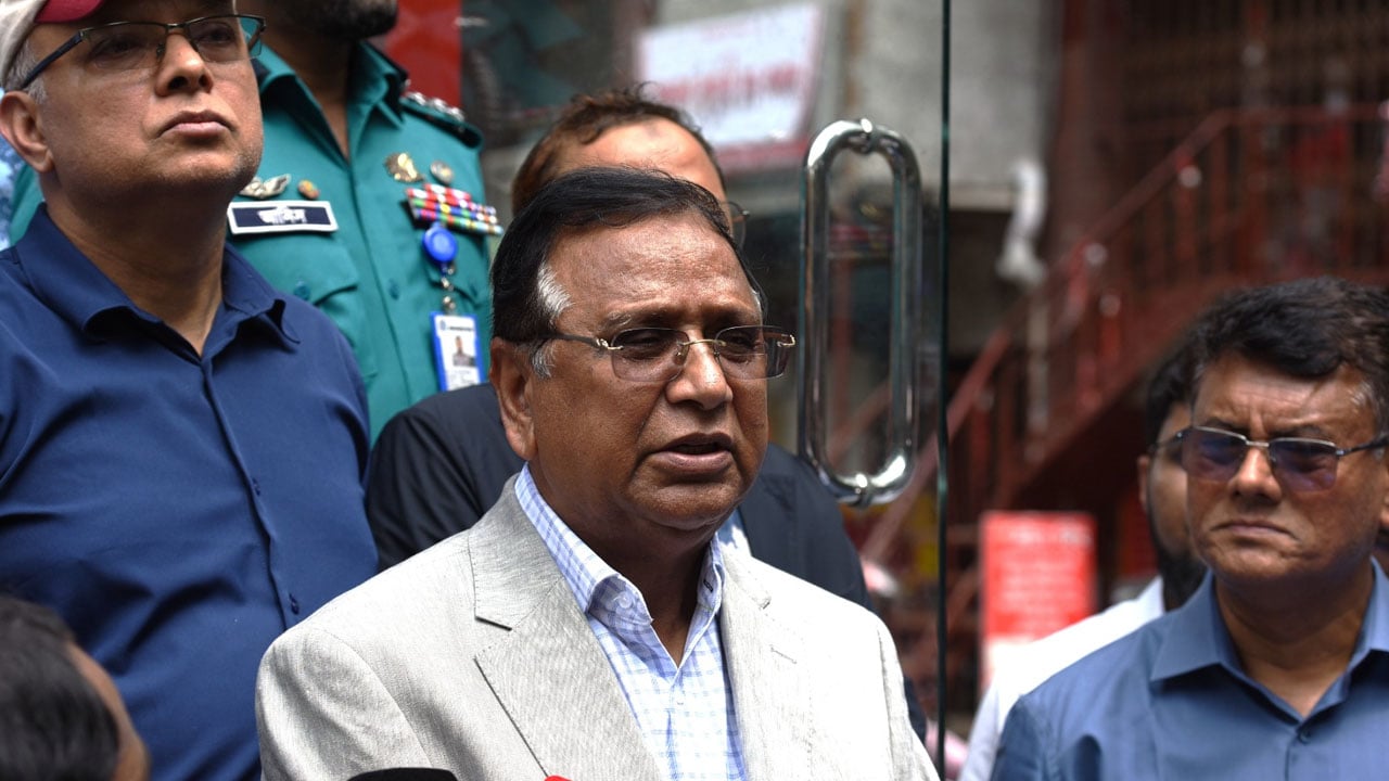 শাহবাগে স্বয়ংক্রিয় ট্রাফিক সিগন্যাল চালু করল ডিএসসিসি  