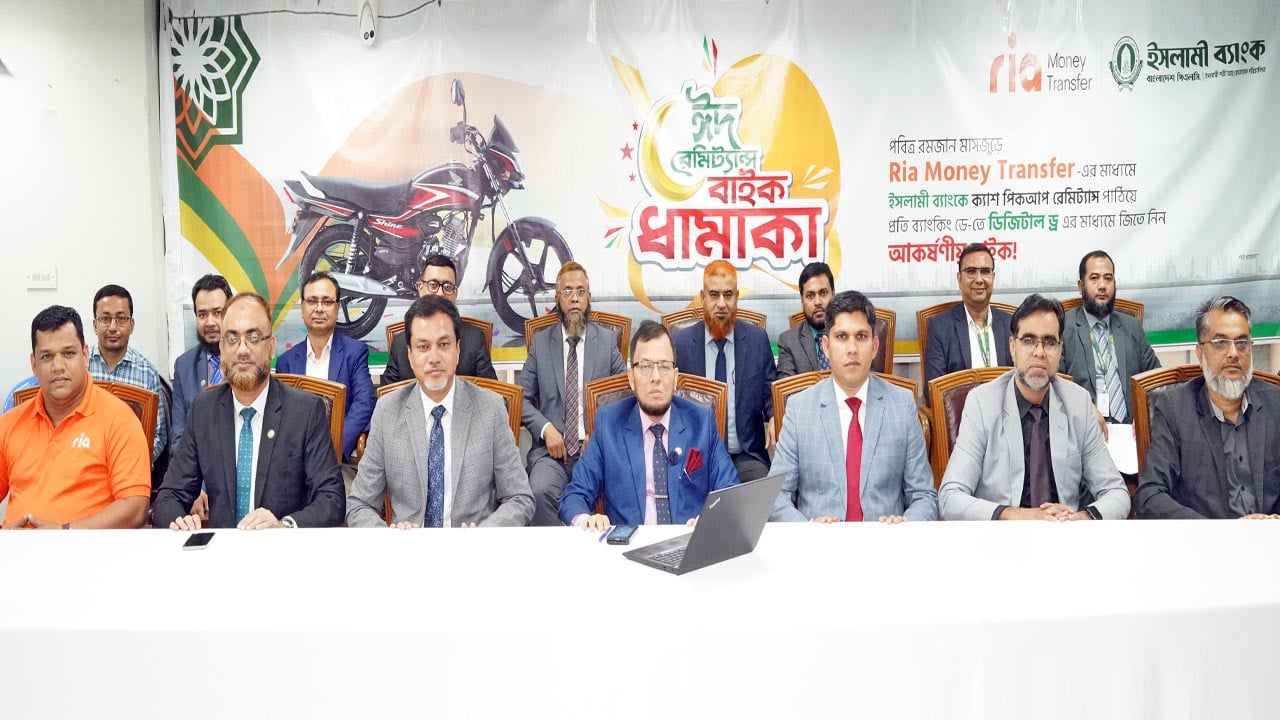 ক্যাশ রেমিট্যান্স গ্রহণ করে মোটরসাইকেল পেলেন ২ জন