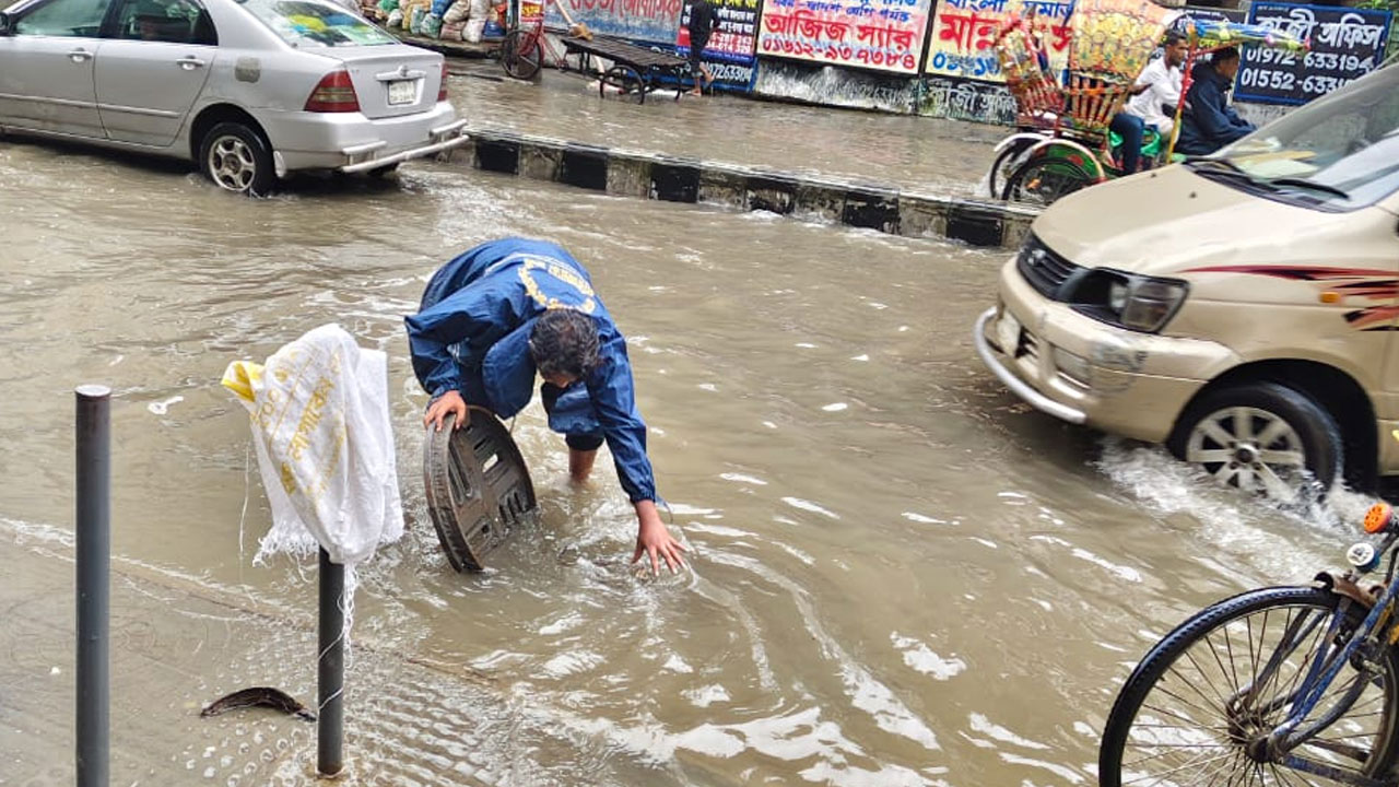 টানা বৃষ্টিতে সৃষ্ট জলাবদ্ধতা নিরসনে কাজ করছে ডিএসসিসি