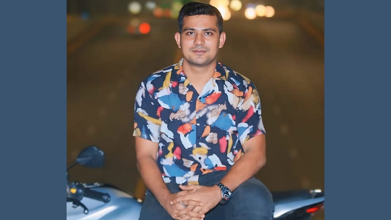 রাইড শেয়ারিংয়ের উপার্জিত অর্থে ঢাবি শিক্ষার্থীর ফরম ফিলাপ করালেন ছাত্রদল নেতা