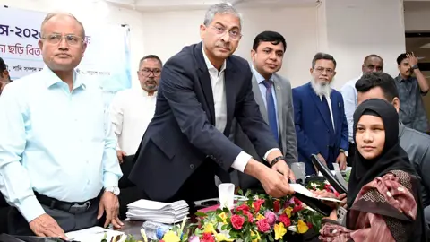 ঢাকা বিশ্ববিদ্যালয়ে ১০৭ দৃষ্টিপ্রতিবন্ধী শিক্ষার্থী পেলেন সাদা ছড়ি