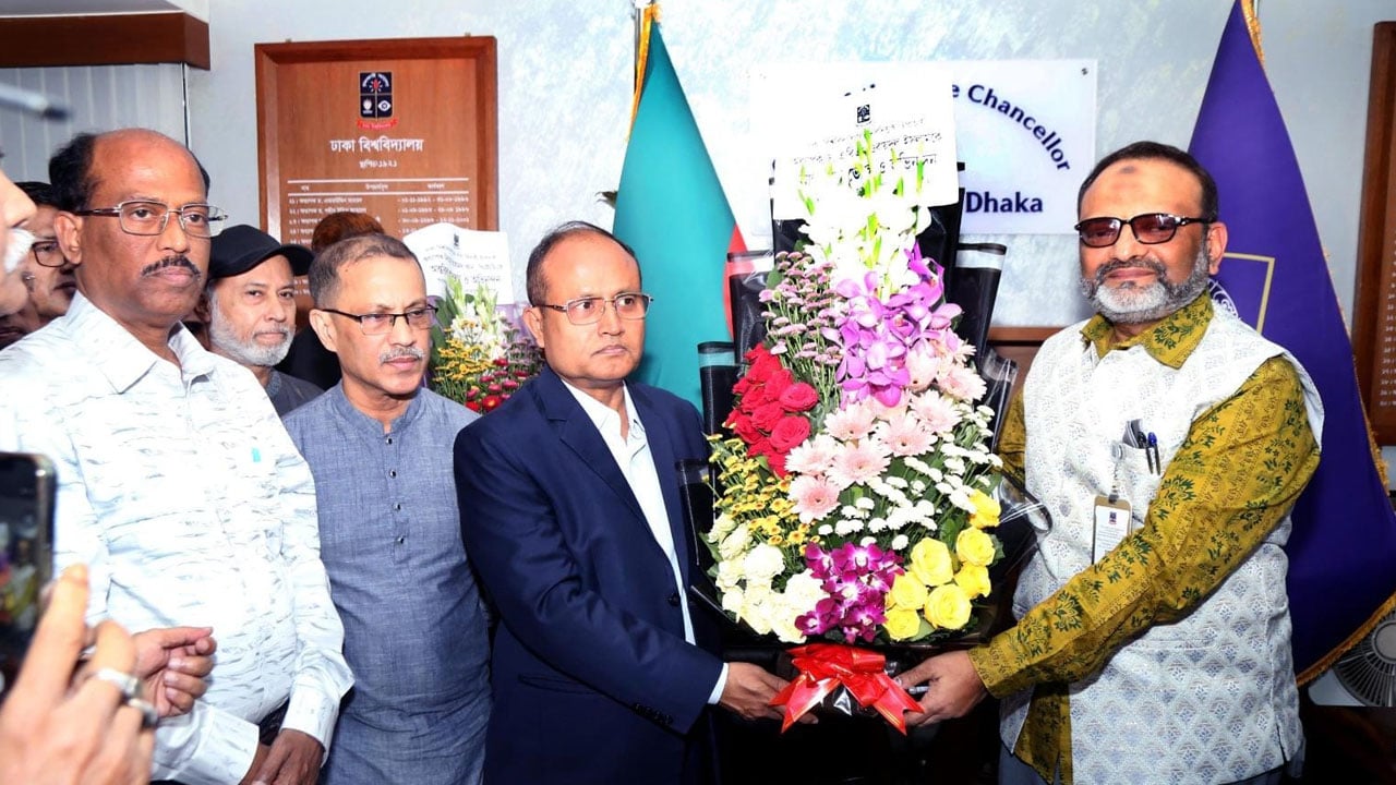 ঢাবি উপাচার্য হিসেবে আনুষ্ঠানিক দায়িত্ব গ্রহণ করেছেন ওবায়দুল ইসলাম