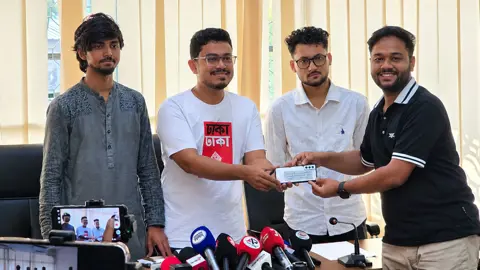 ডাকসুর উদ্যোগে চুরি হওয়া ফোন ফিরে পেলেন ঢাবির তিন শিক্ষার্থী