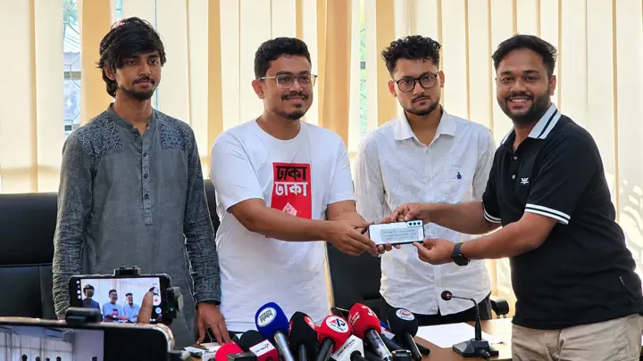ডাকসুর উদ্যোগে চুরি হওয়া ফোন ফিরে পেলেন ঢাবির তিন শিক্ষার্থী