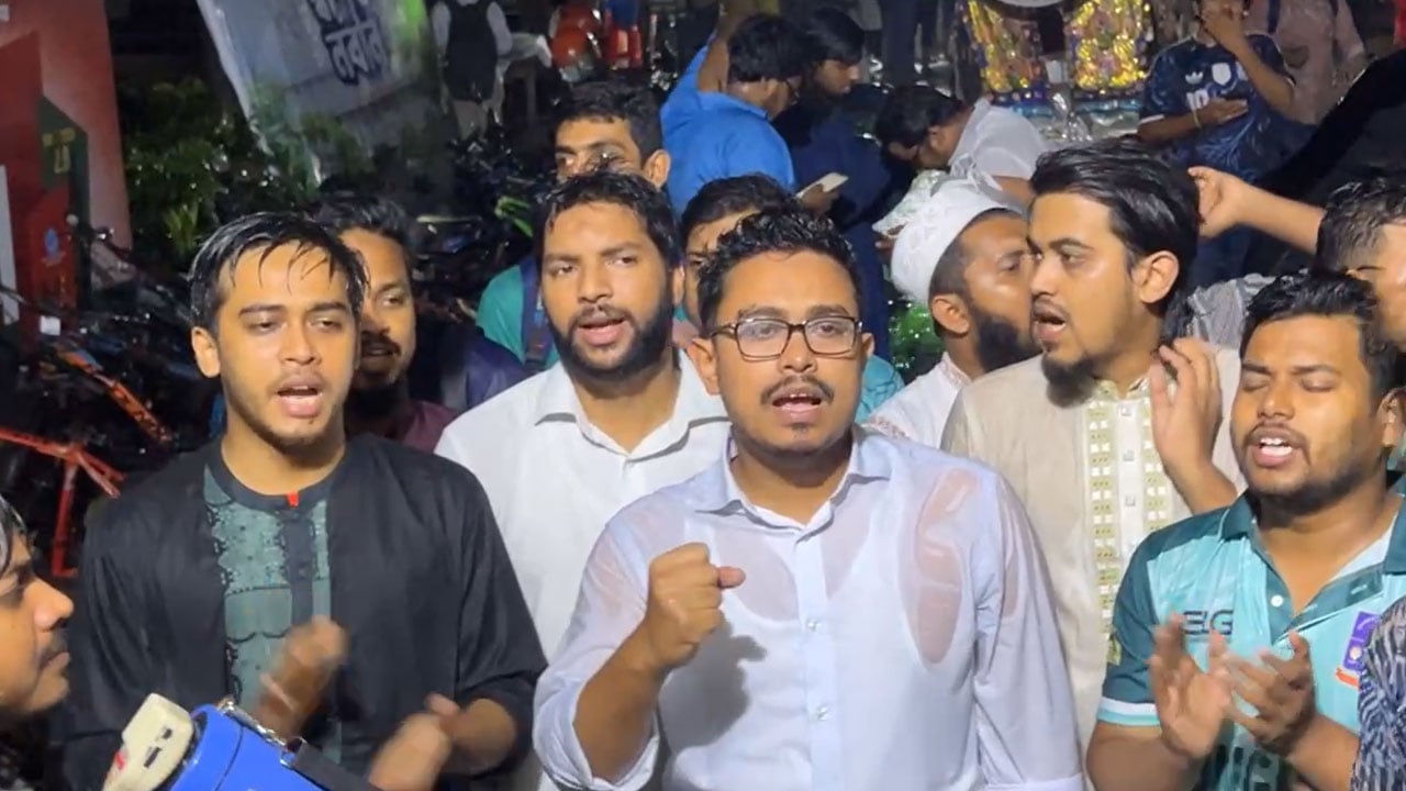 ম্যানেজিং কমিটির হাতে শিক্ষক নিয়োগের ক্ষমতা, বৃষ্টি উপেক্ষা করে ডাকসুর বিক্ষোভ