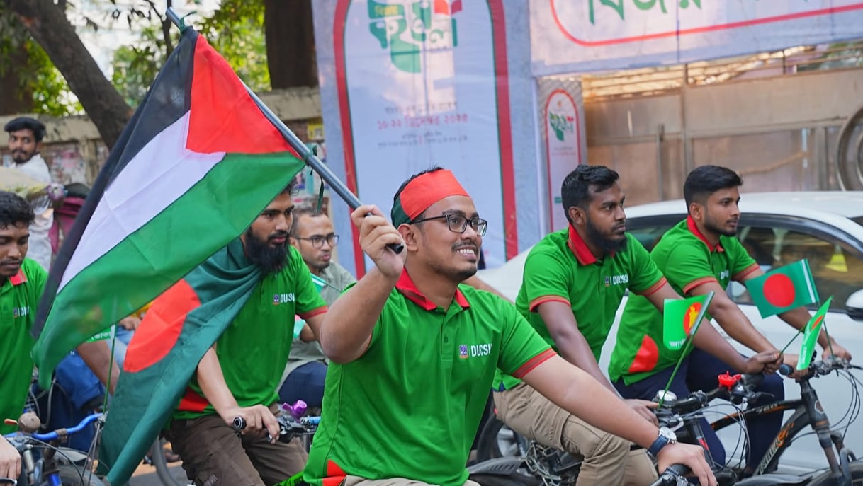 বিজয় দিবসে ডাকসুর বর্ণাঢ্য সাইকেল র্যালি