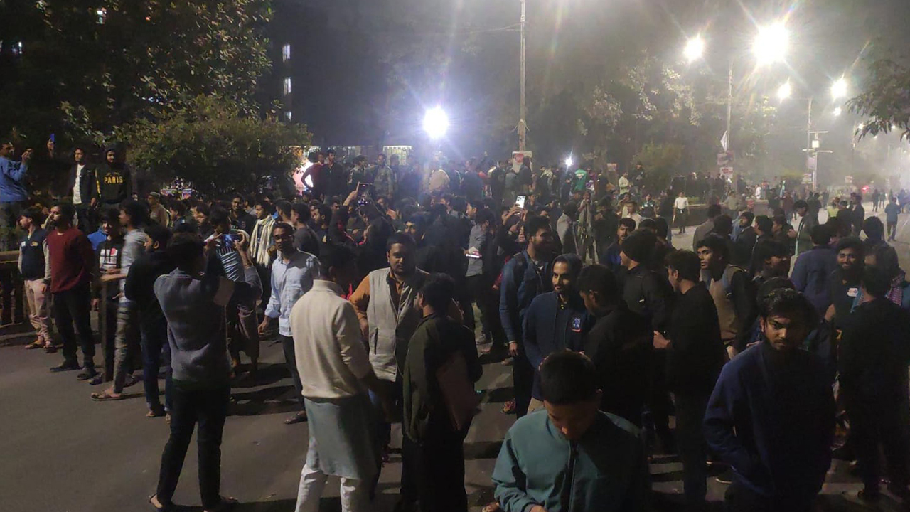 মধ্য রাতে ঢাবিতে দুই পক্ষের সংঘর্ষে আহত ২০