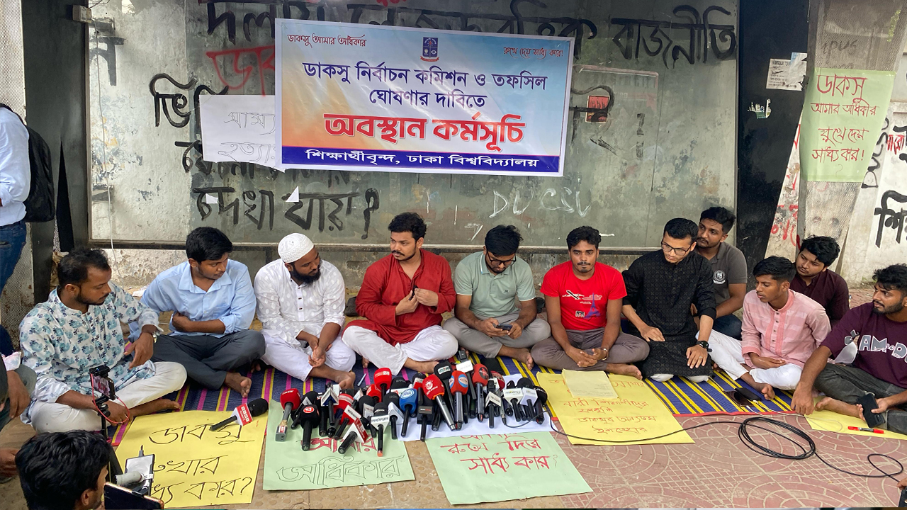 ডাকসু নির্বাচন বানচাল করতেই ককটেল বিস্ফোরণ: আন্দোলনরত শিক্ষার্থীরা