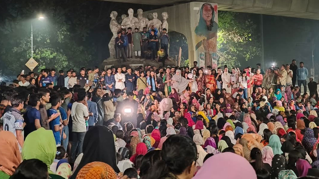 ঢাবিতে নারী শিক্ষার্থীদের ধর্ষণবিরোধী মঞ্চের আত্মপ্রকাশ