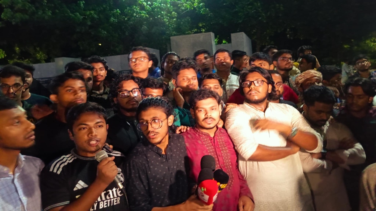 উত্তাল ঢাবি-বুয়েট, ছাত্র সংগঠনগুলোর বিক্ষোভ ও মশাল মিছিল