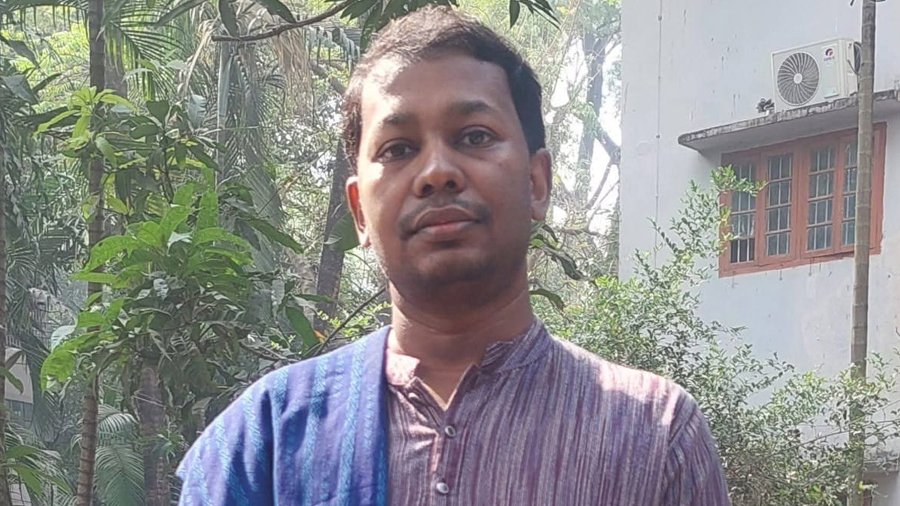 ভাইরাল হতে গিয়ে একাডেমিক অব্যাহতির মুখে ঢাবি অধ্যাপক
