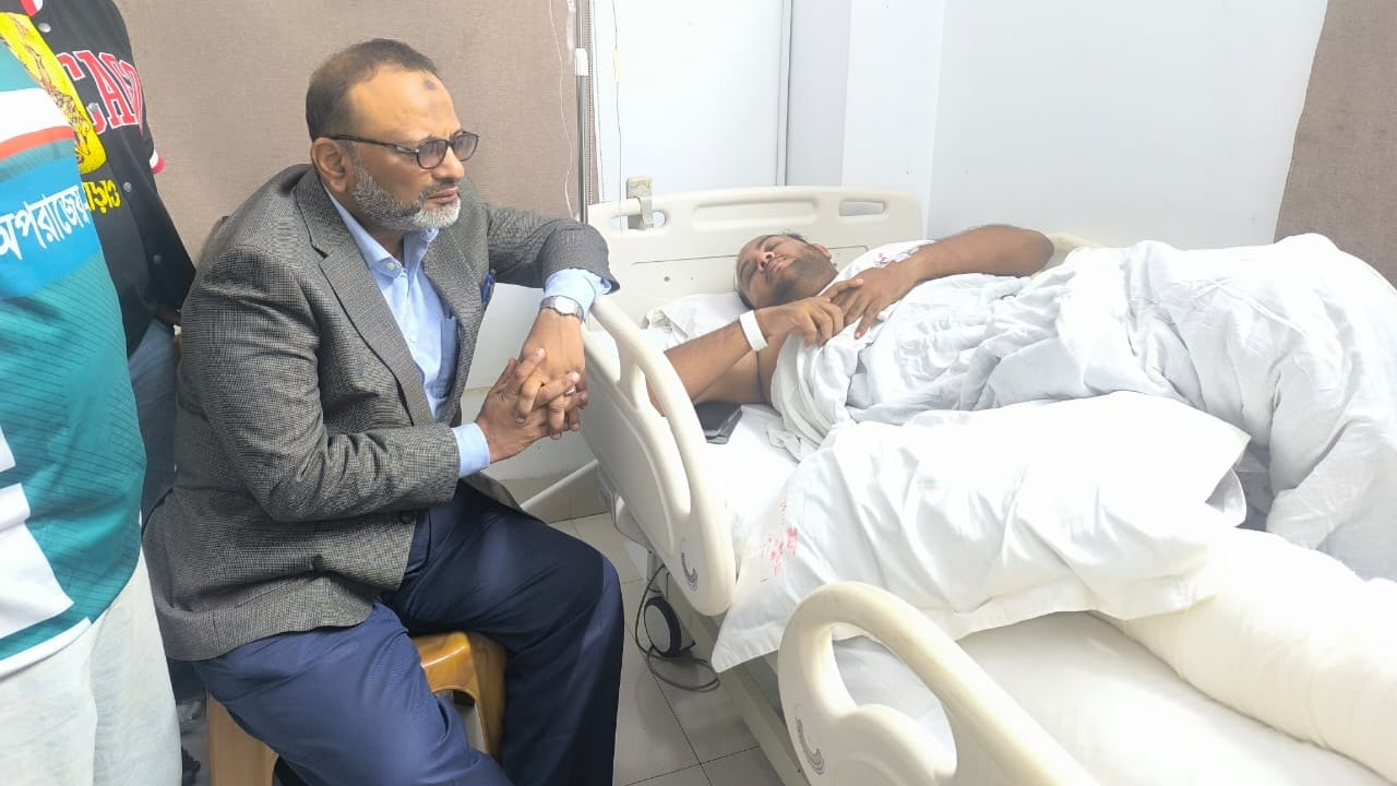 ছাত্রদল নেতা হামিমসহ দুইজনকে দেখতে গেলেন ঢাবি উপাচার্য