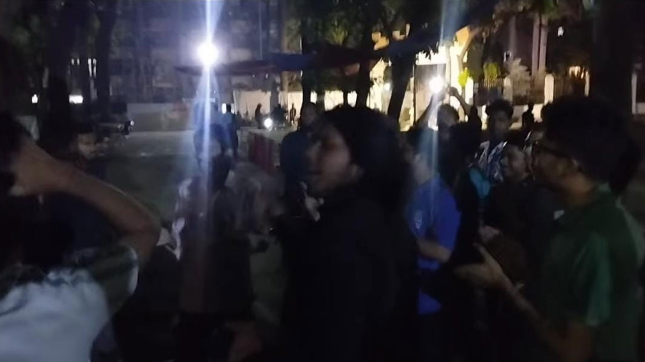 আওয়ামী লীগ নিষিদ্ধে মধ্যরাতে ঢাবিতে বিক্ষোভ মিছিল