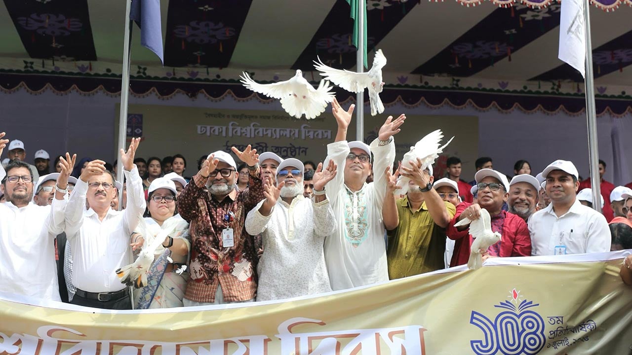 শান্তির পায়রা উড়িয়ে ঢাবির ১০৪তম প্রতিষ্ঠাবার্ষিকী উদযাপন