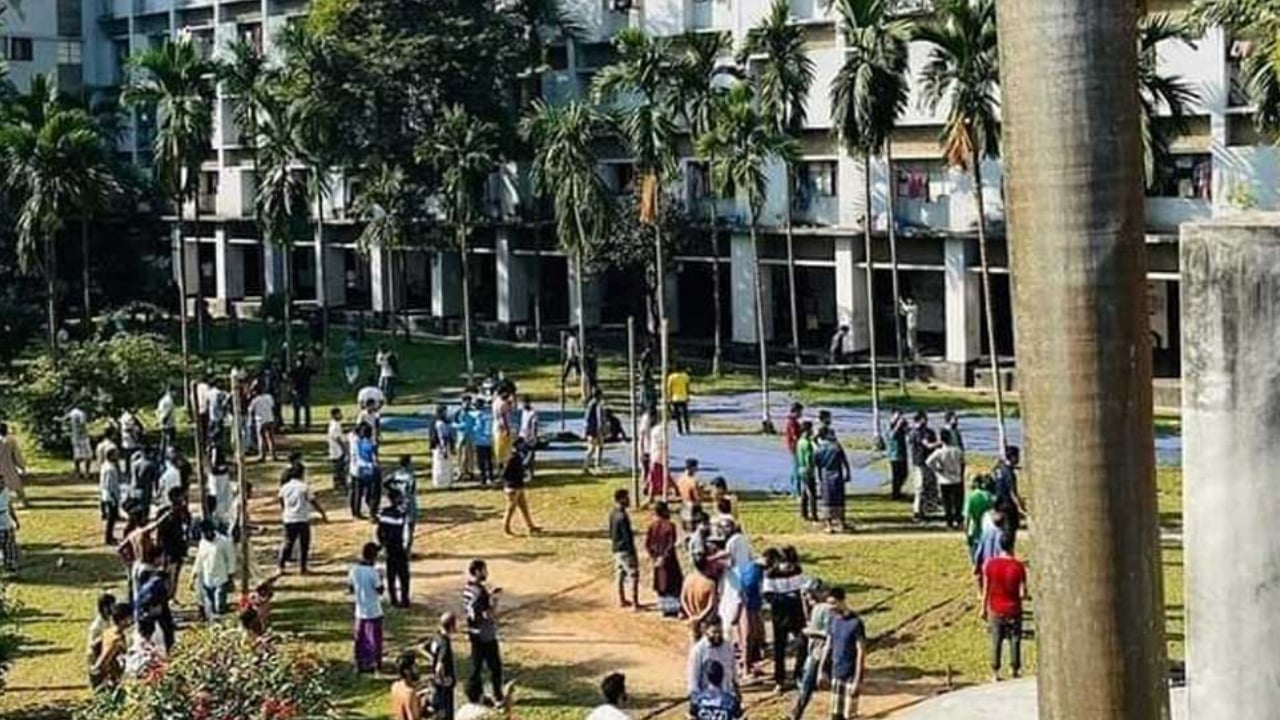 ভবন থেকে লাফ দিয়ে পা ভাঙলো ঢাবি শিক্ষার্থীর