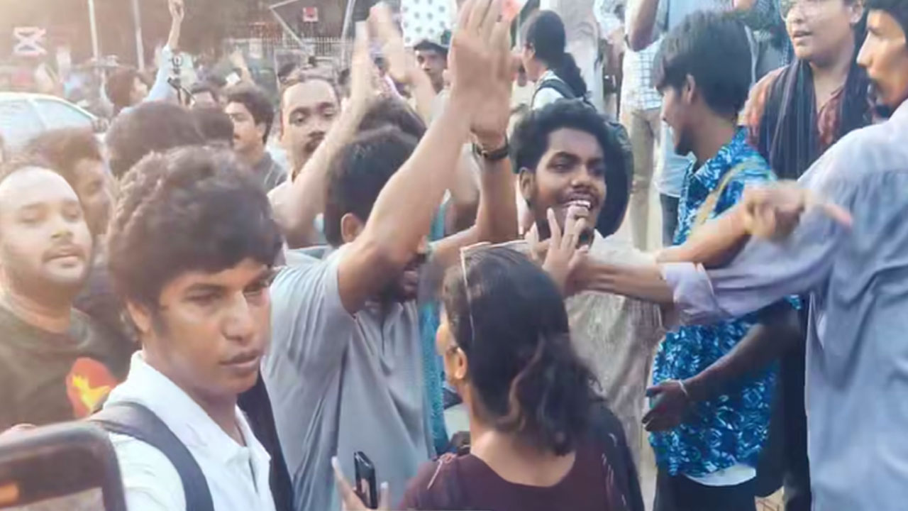 আজহারের মুক্তিতে ঢাবিতে বামপন্থীদের বিক্ষোভ, পাল্টাপাল্টি স্লোগানে হট্টগোল