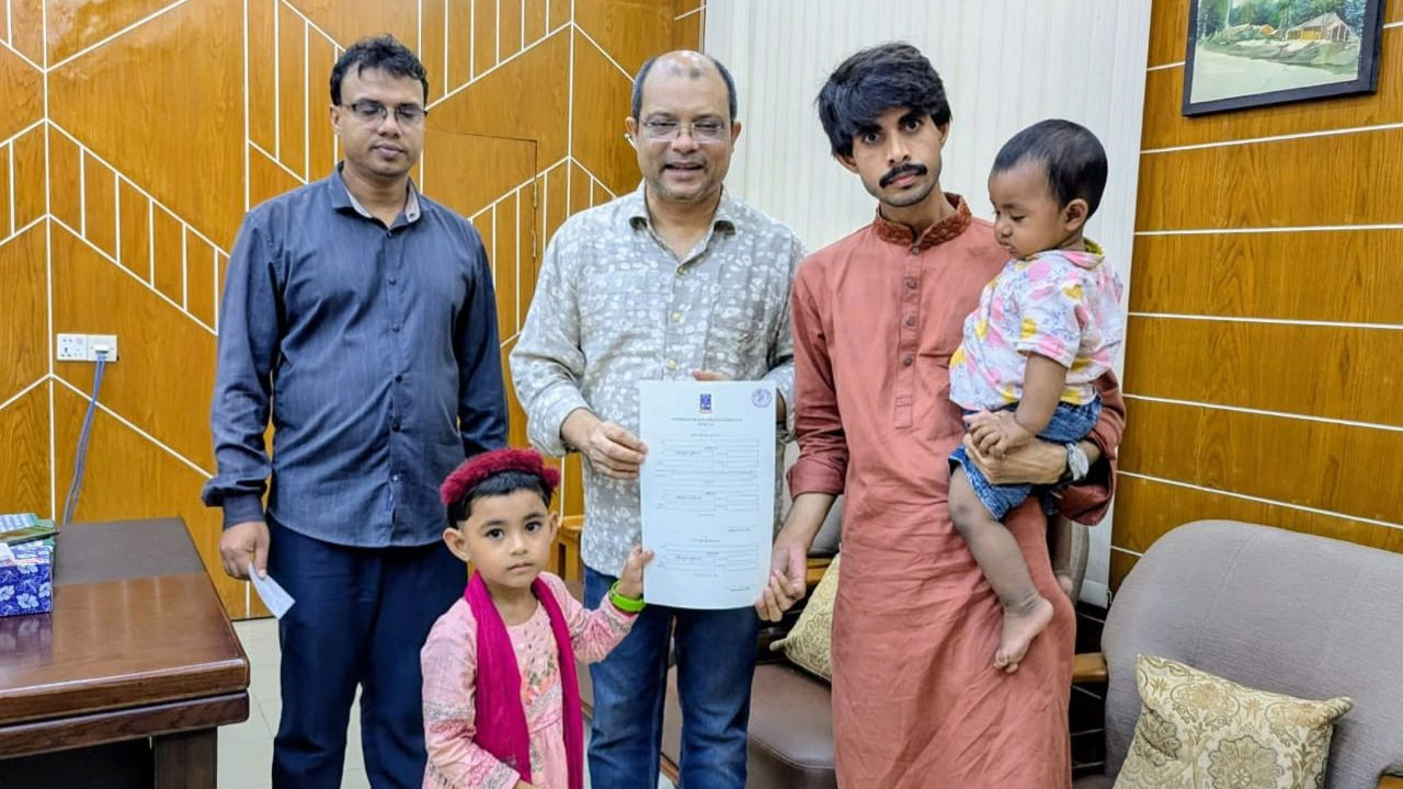 দুই সন্তানকে সঙ্গে নিয়ে ডাকসুর ফরম নিলেন শিক্ষার্থী