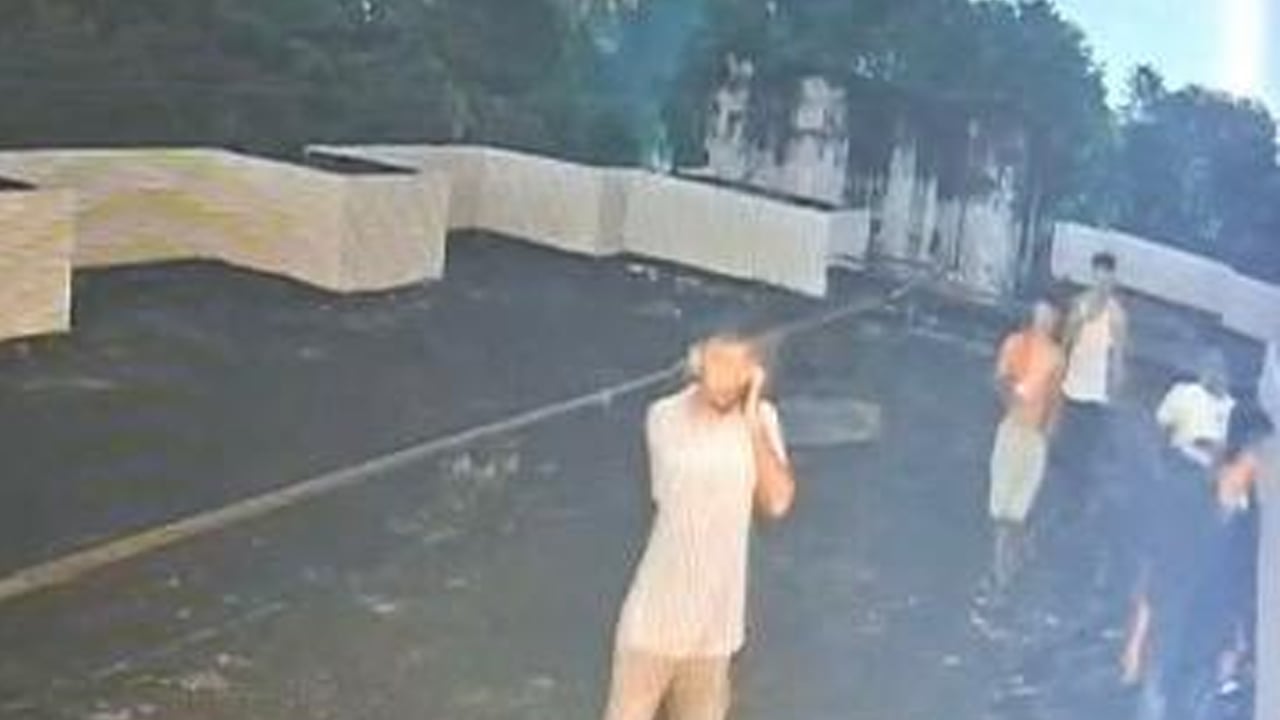 ঢাবির হলের ছাদে গাঁজা সেবন, প্রভোস্টের কাছে হাতেনাতে ধরা ৬ শিক্ষার্থী