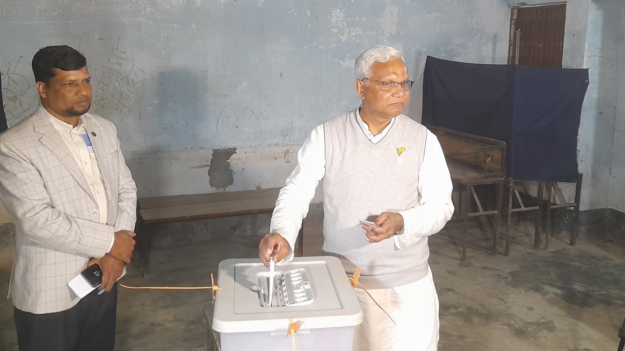 ভোট দিলেন দিনাজপুর-৬ আসনের ধানের শীষের প্রার্থী ডা. জাহিদ