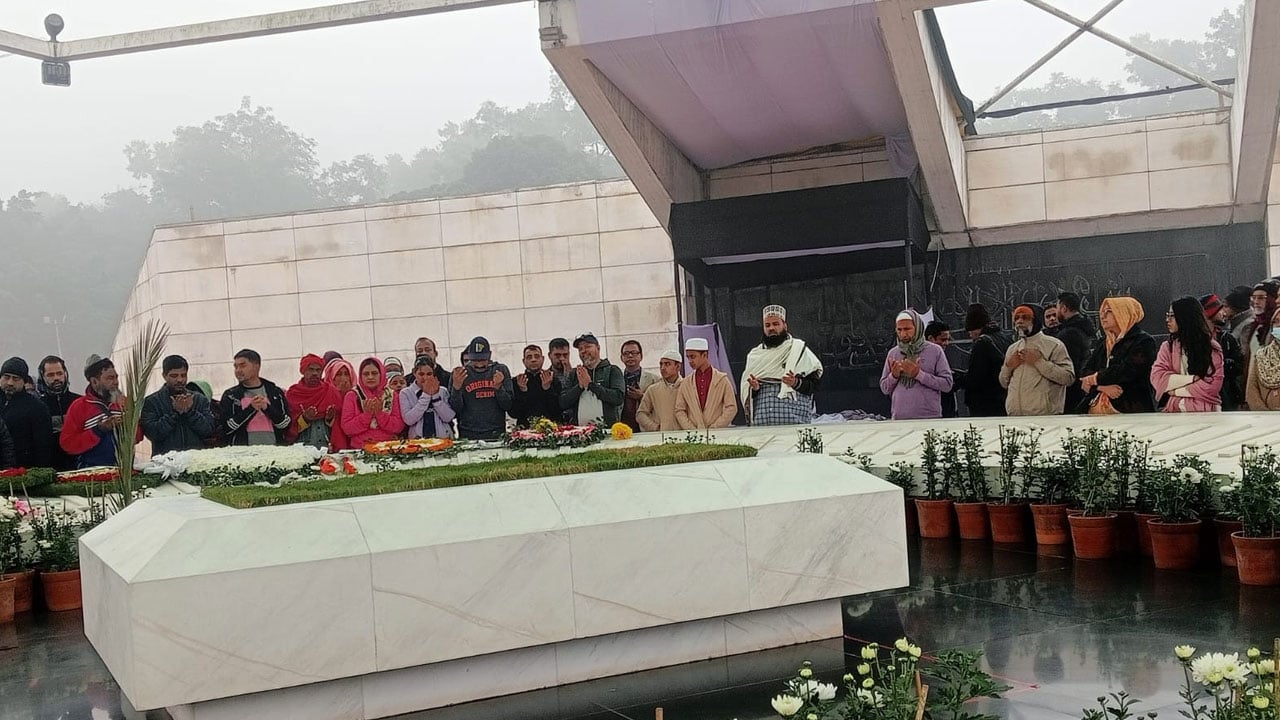 শীতের সকালেও খালেদা জিয়ার কবর জিয়ারতে সাধারণ মানুষের ভিড়