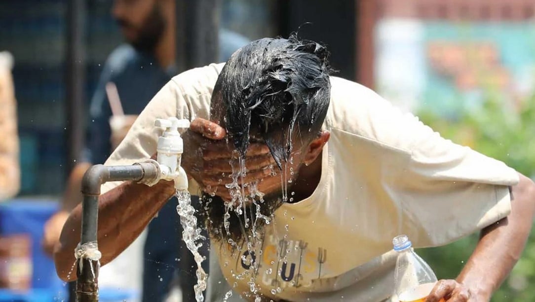 অসহনীয় ভ্যাপসা গরমে ছটফট করছে মানুষ