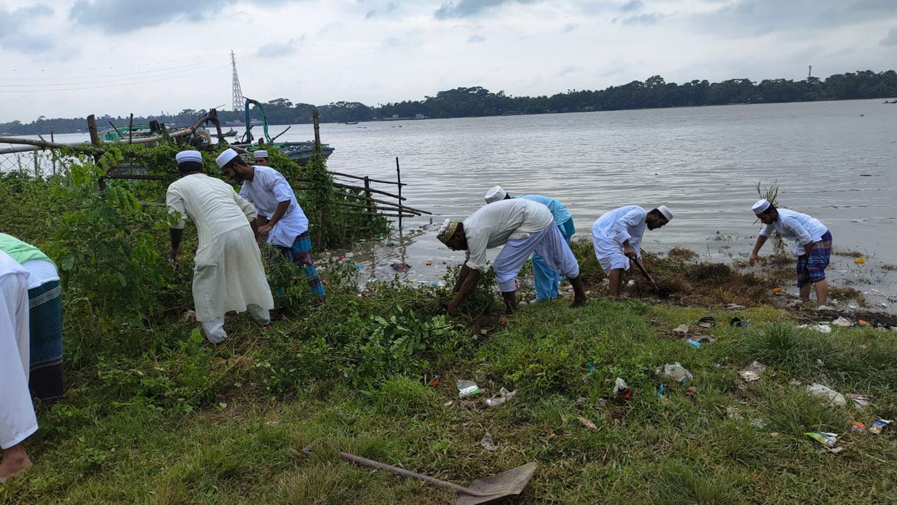 ছারছিনা মাদরাসার পাশে সন্ধ্যা নদীতে প্লাস্টিকের স্তূপ, ক্ষুব্ধ বিভাগীয় কমিশনার