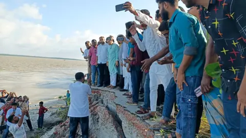 দশমিনায় তেঁতুলিয়া নদীর ভাঙনে বিলীন হচ্ছে শহররক্ষা বাঁধ ও সড়ক