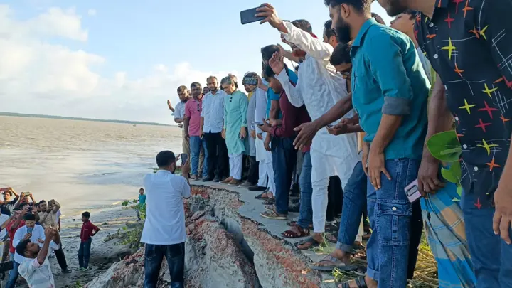 দশমিনায় তেঁতুলিয়া নদীর ভাঙনে বিলীন হচ্ছে শহররক্ষা বাঁধ ও সড়ক