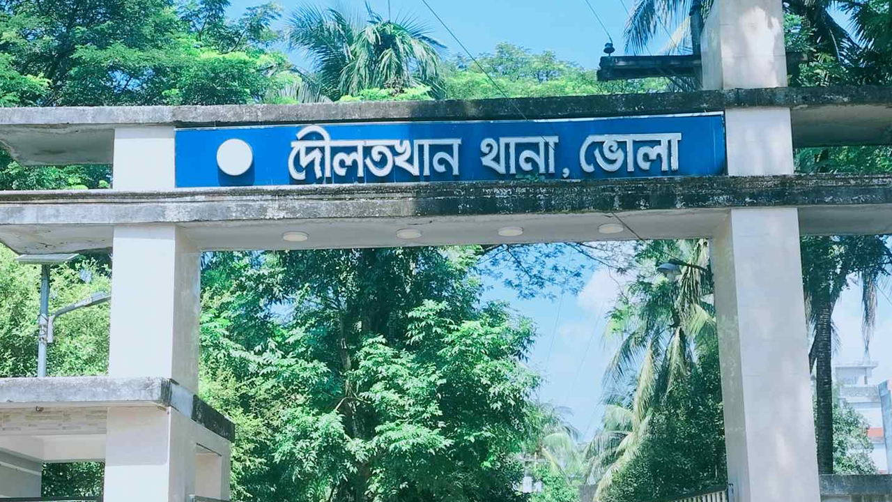দৌলতখানে ৯৯৯-এ ফোন পেয়ে কলেজছাত্রীর ঝুলন্ত মৃতদেহ উদ্ধার