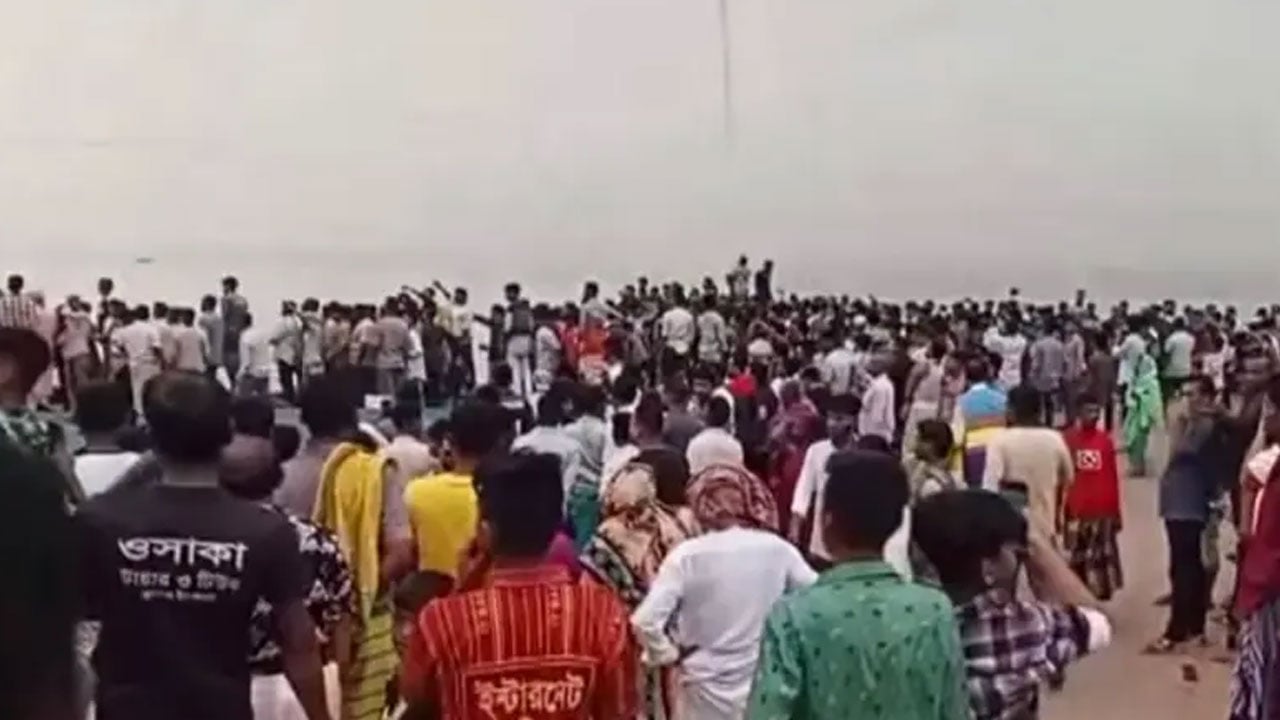 এখনো দৃশ্যমান হয়নি পদ্মায় ডুবে যাওয়া বাস, ঝড়বৃষ্টির কারণে উদ্ধার কার্যক্রম ব্যাহত