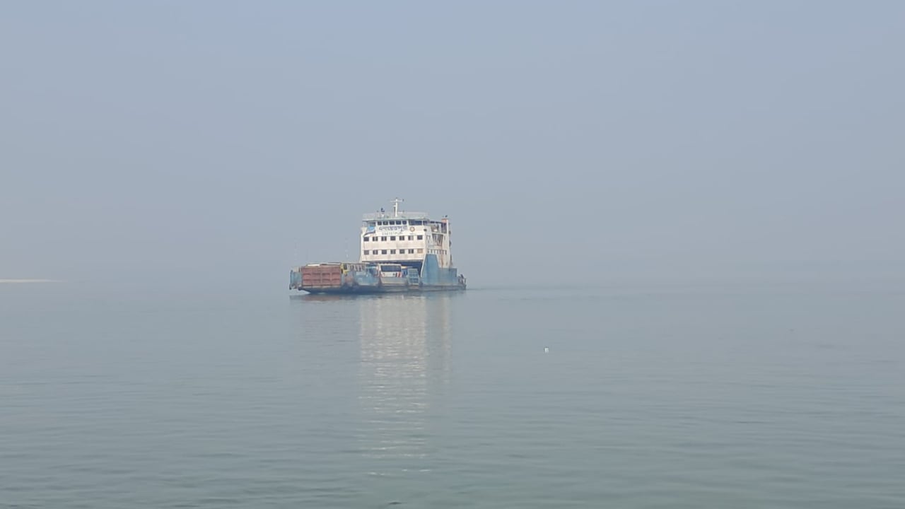 সাড়ে ৪ ঘণ্টা বন্ধ থাকার পর দৌলতদিয়া–পাটুরিয়া নৌরুটে ফেরি চলাচল স্বাভাবিক