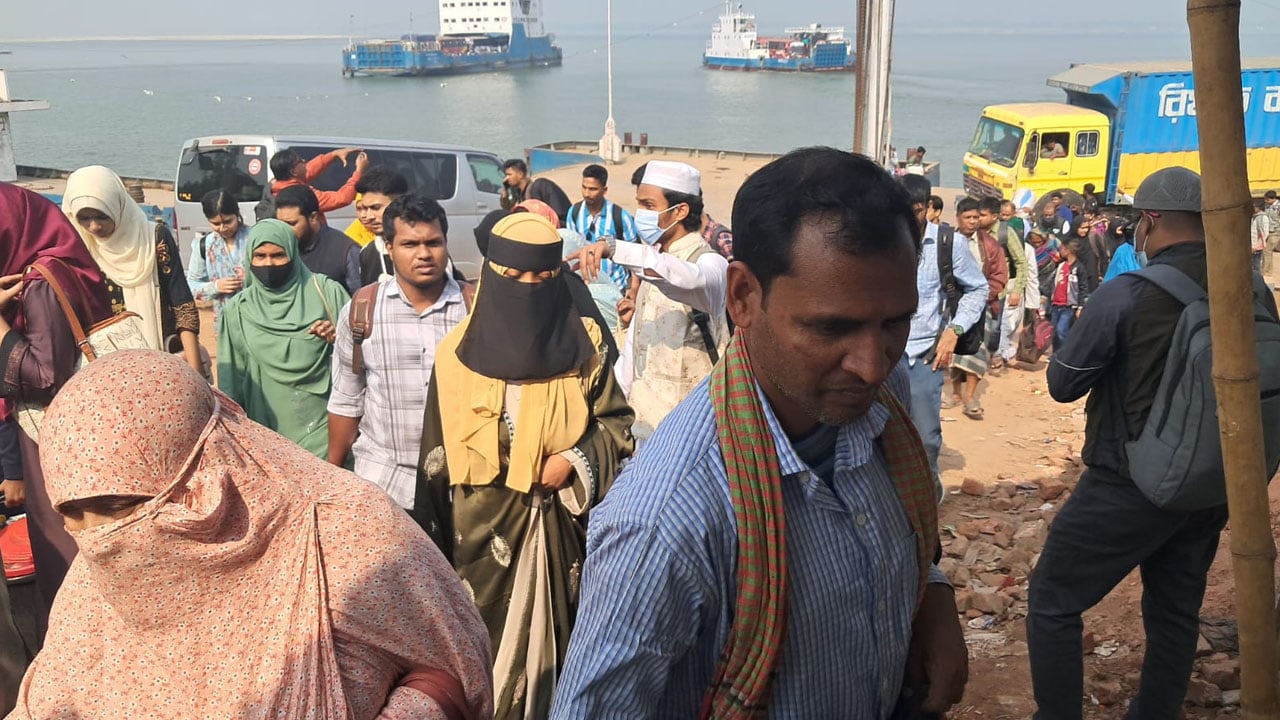 দৌলতদিয়া–পাটুরিয়া নৌপথে বাড়ি ফেরা মানুষের ঢল
