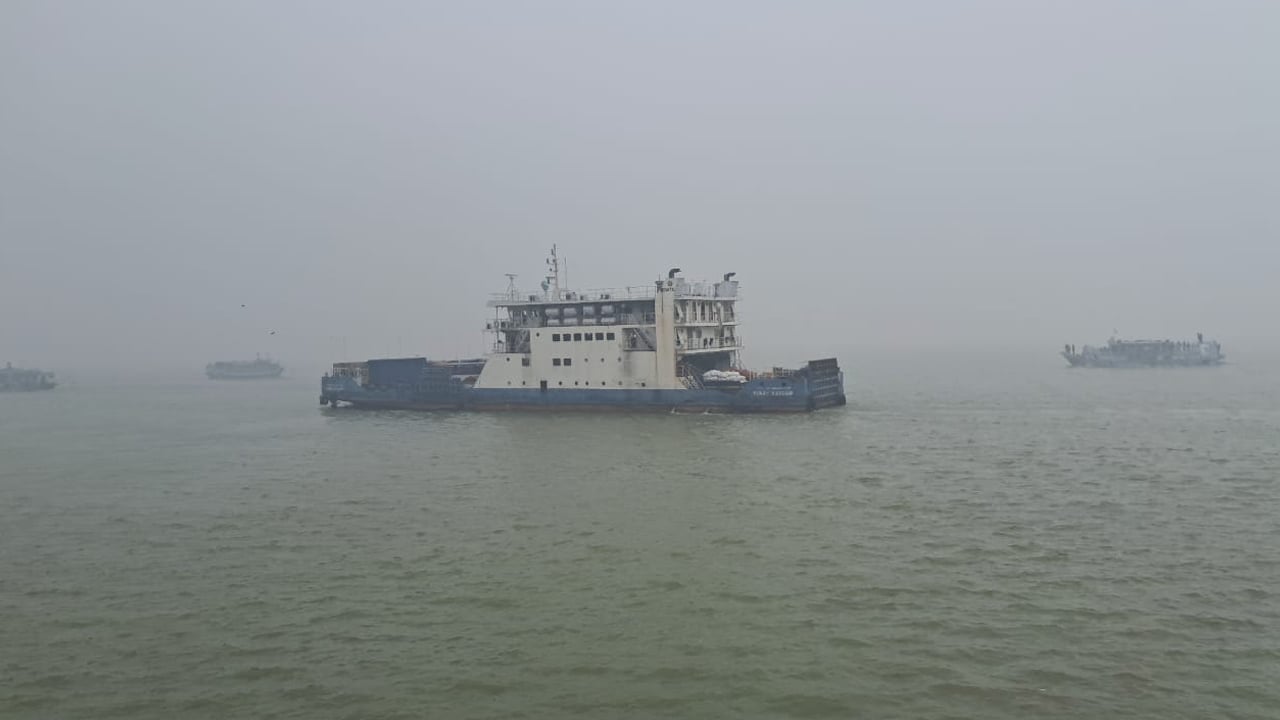 দৌলতদিয়া–পাটুরিয়া নৌরুটে ফেরি চলাচল বন্ধ