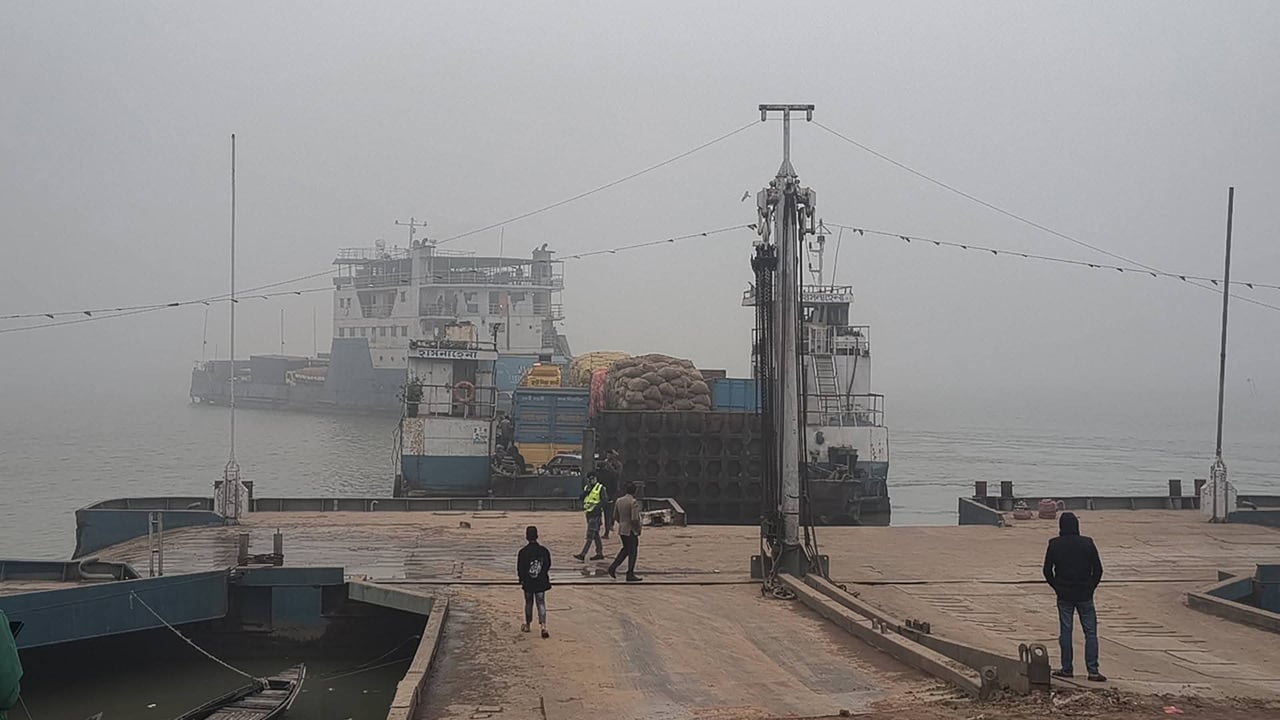 সাড়ে ৯ ঘণ্টা পর দৌলতদিয়া–পাটুরিয়া নৌরুটে ফেরি চলাচল শুরু