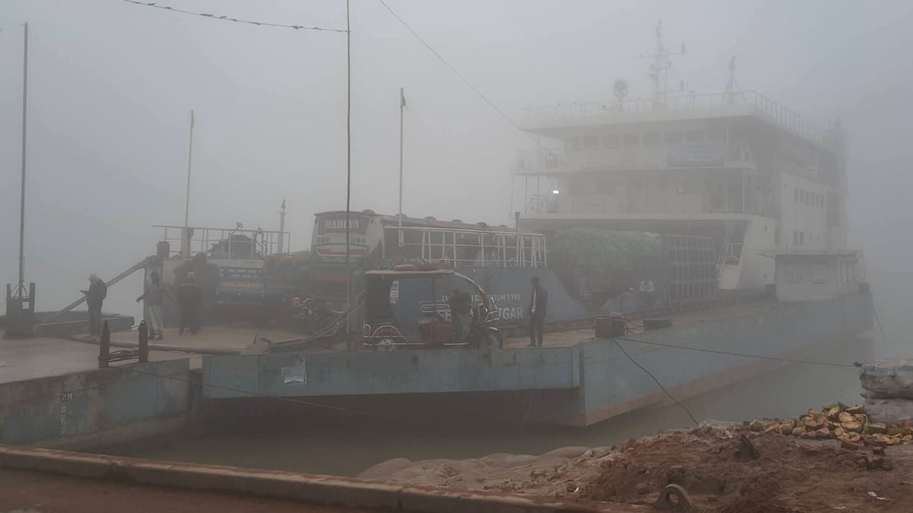 ঘন কুয়াশায় বন্ধ দৌলতদিয়া–পাটুরিয়া নৌ রুট