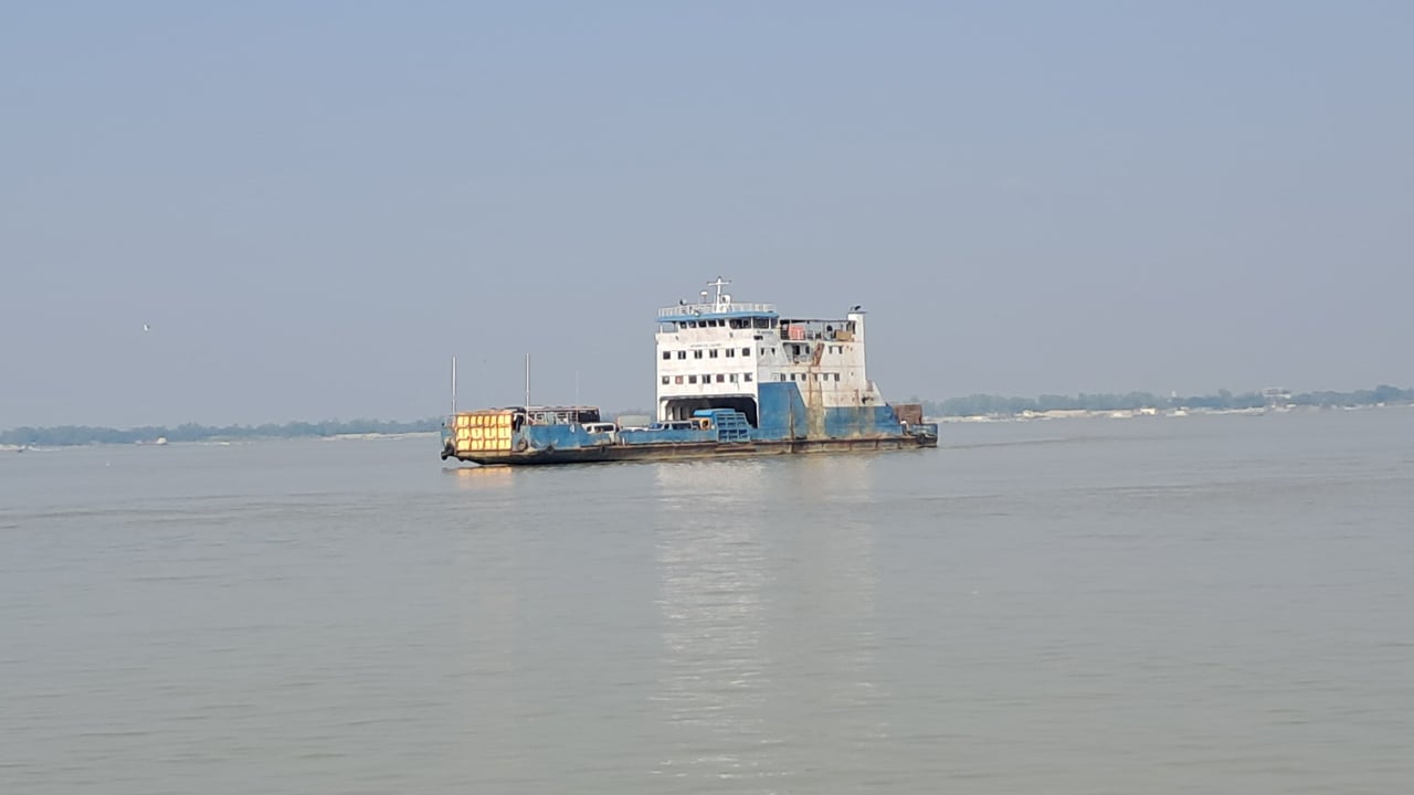 কালবৈশাখী ঝড়ের পর দৌলতদিয়া-পাটুরিয়ায় ফেরি চলাচল স্বাভাবিক