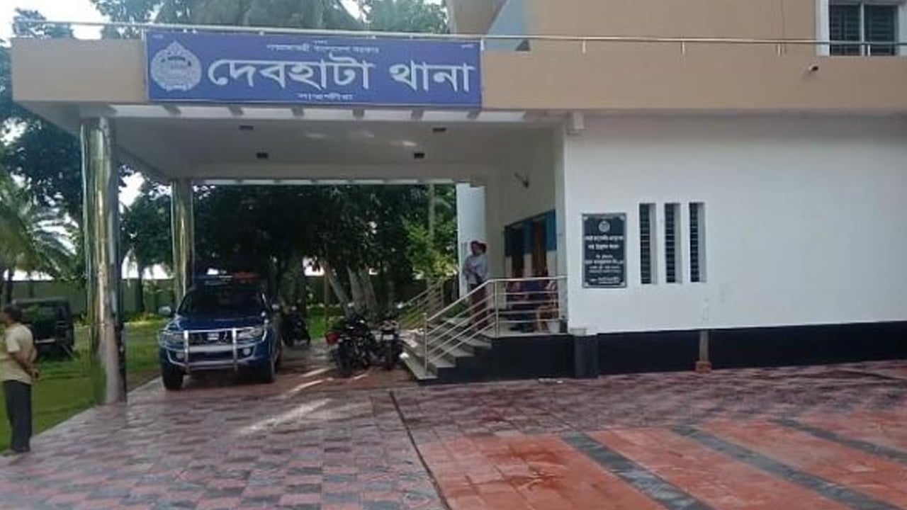 দেবহাটায় মৎস্যঘেরে ডাকাতি, বাধা দেওয়ায় চাষিকে কুপিয়ে জখম
