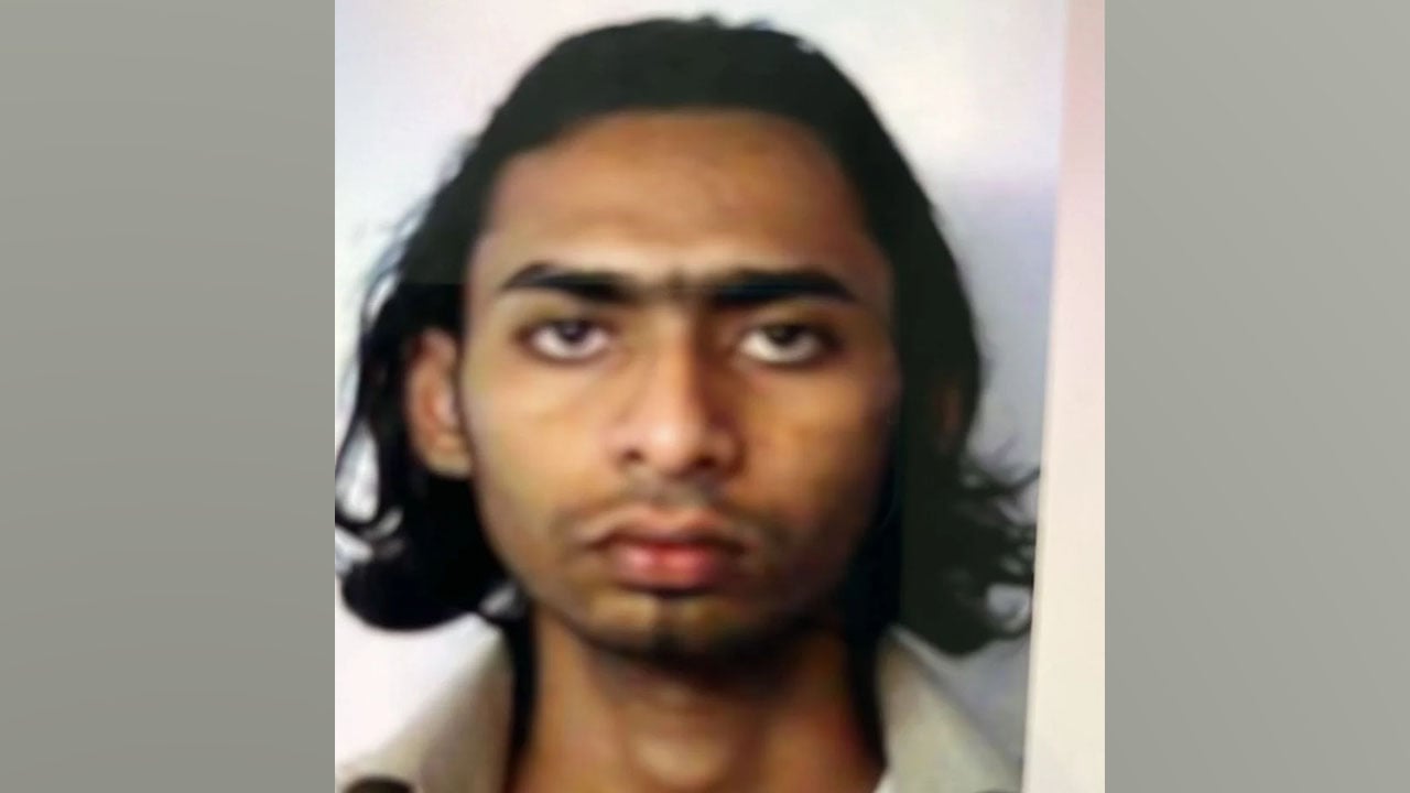 ফ্ল্যাট থেকে ১১টি বিদেশি অস্ত্র উদ্ধার, গ্রেপ্তার কে এই দীপু