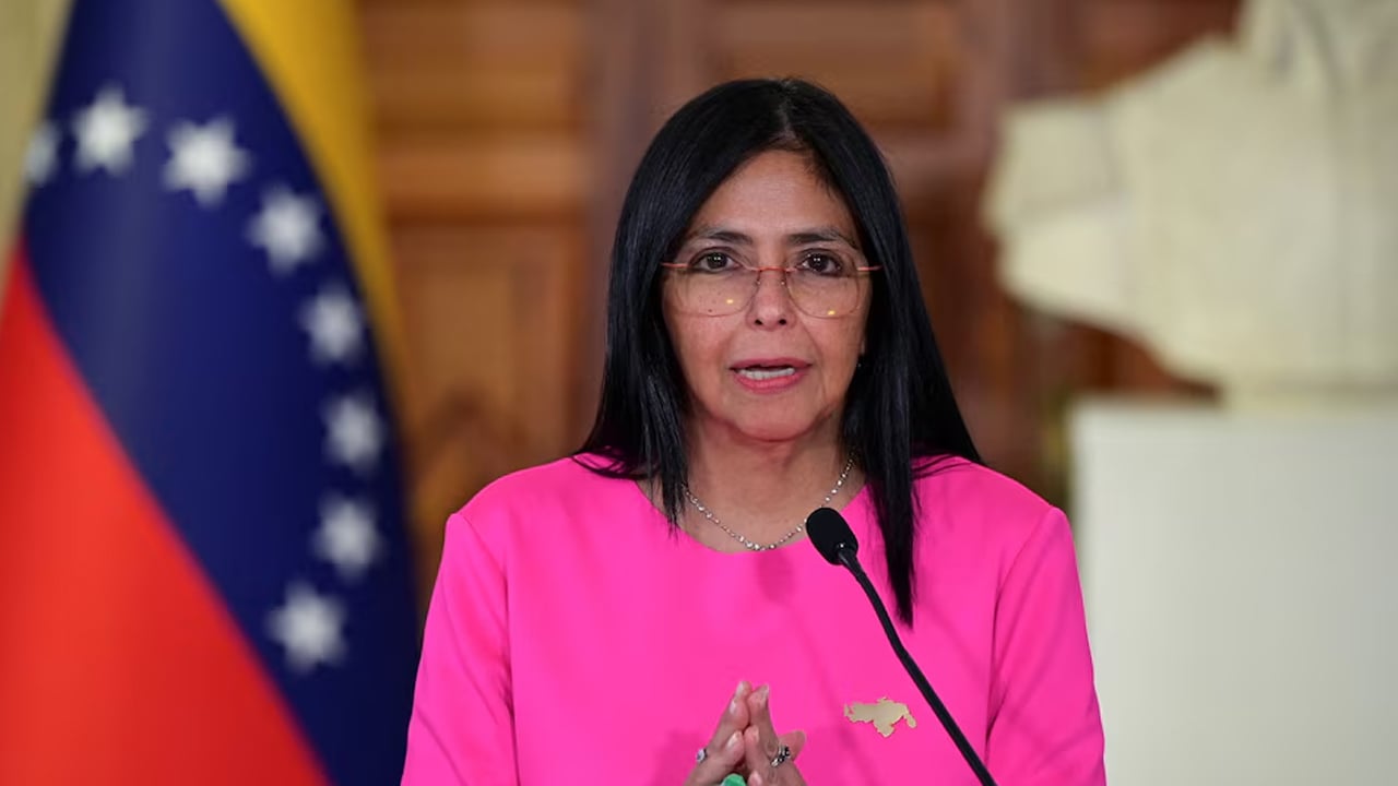 ভেনেজুয়েলার অন্তর্বর্তী প্রেসিডেন্ট রদ্রিগেজের শপথগ্রহণ