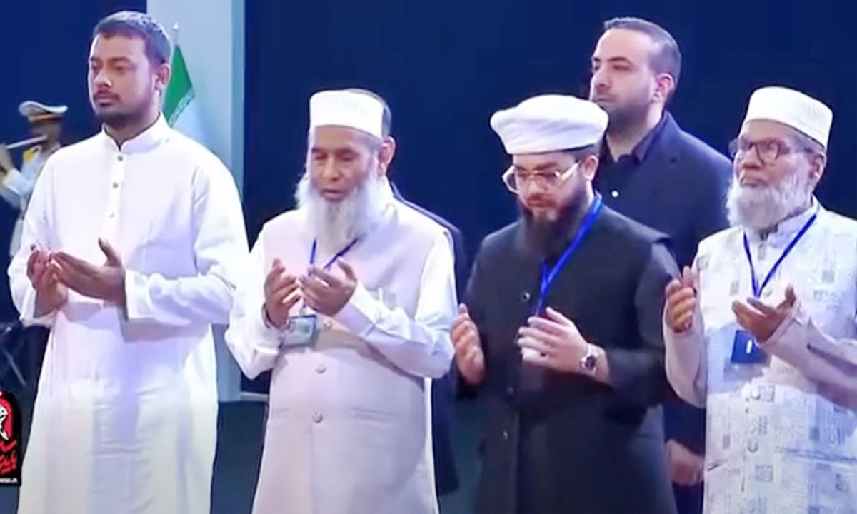 খামেনির কফিনের সামনে দাঁড়িয়ে ১১ দলের প্রতিনিধিদের মোনাজাত