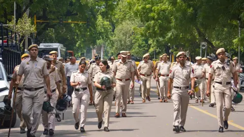 বিক্ষোভ নিয়ন্ত্রণে দিল্লিতে ইন্টারনেট-রেল বন্ধ, ৪১ হাজার নিরাপত্তাকর্মী মোতায়েন