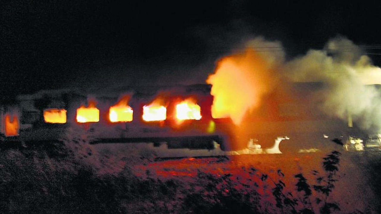 ভারতে দিল্লিগামী ট্রেনে ভয়াবহ অগ্নিকাণ্ড