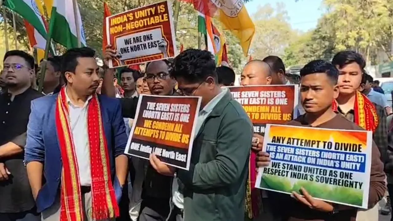 আগরতলায় বাংলাদেশ সহকারী দূতাবাসের সামনে বিক্ষোভ