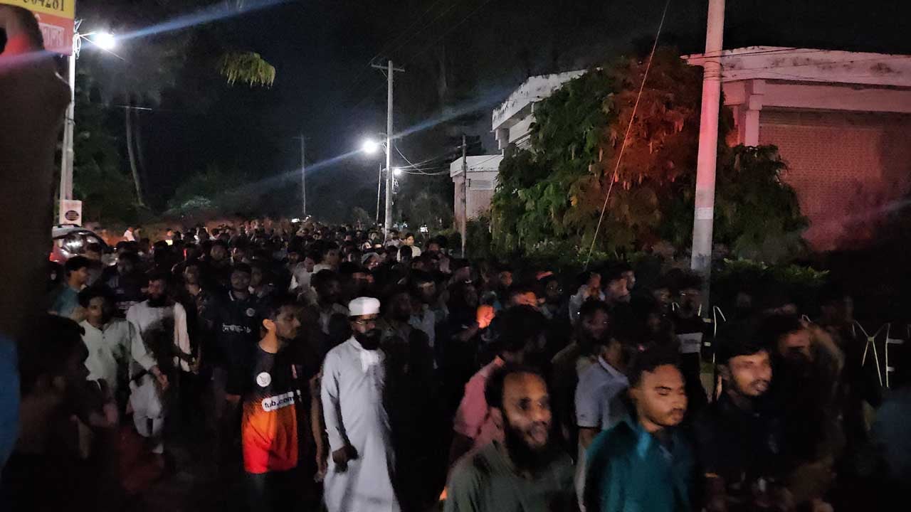 রাকসু নির্বাচন পেছানোর প্রতিবাদে শিবিরের বিক্ষোভ