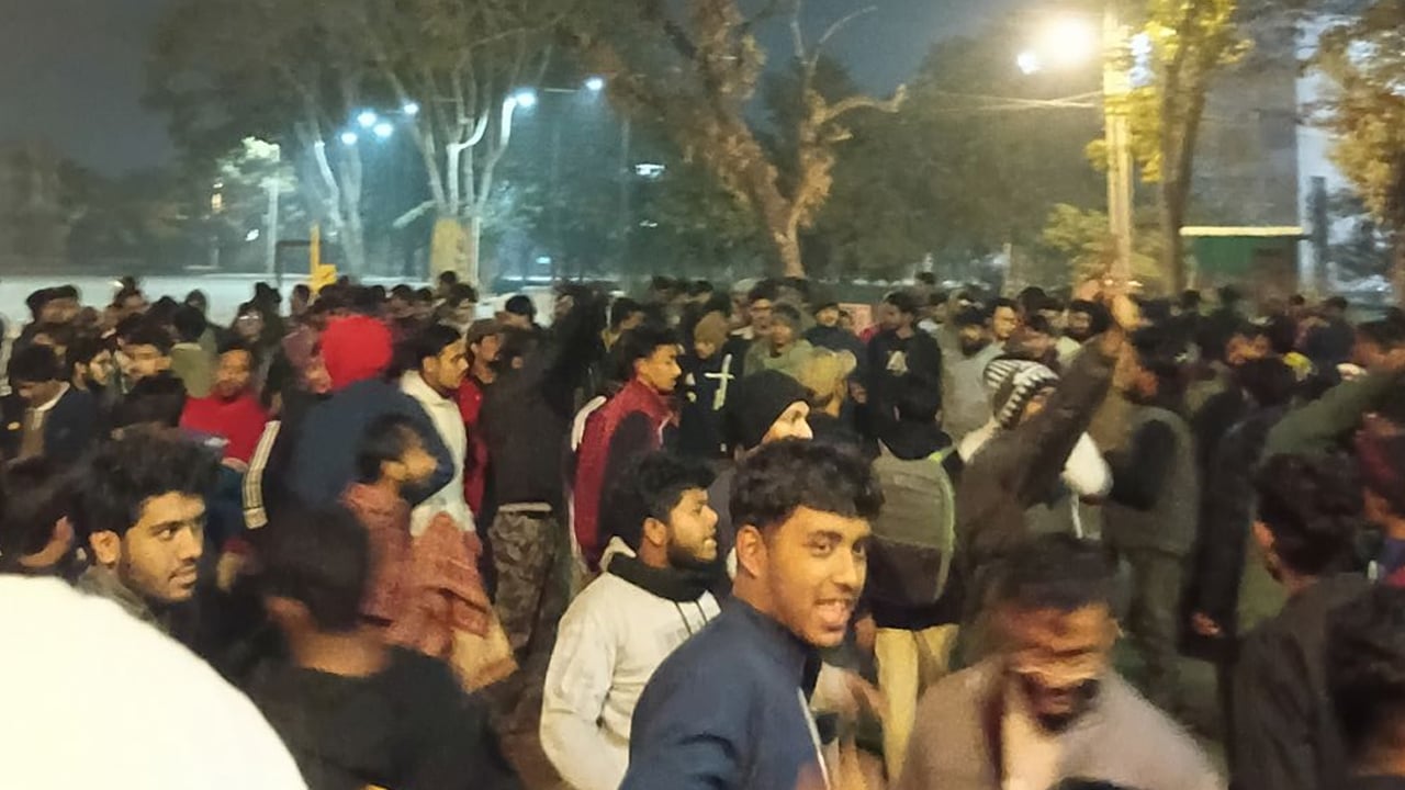 রেজিস্ট্রেশন ফি বাড়ানোর প্রতিবাদে খুবিতে বিক্ষোভ